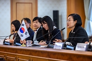 한성숙 국무총리가 9월 7일 서울 종로구 정부서울청사에서 쩐 타잉 먼 베트남 국회의장과 대화하고 있다.