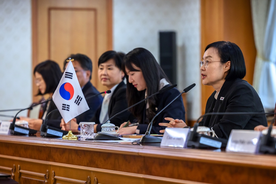 한성숙 국무총리가 9월 7일 서울 종로구 정부서울청사에서 쩐 타잉 먼 베트남 국회의장과 대화하고 있다.