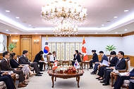 한성숙 국무총리가 9월 8일 서울 종로구 정부서울청사에서 레이몽드 가네 캐나다 연방상원의장을 면담하고 있다.