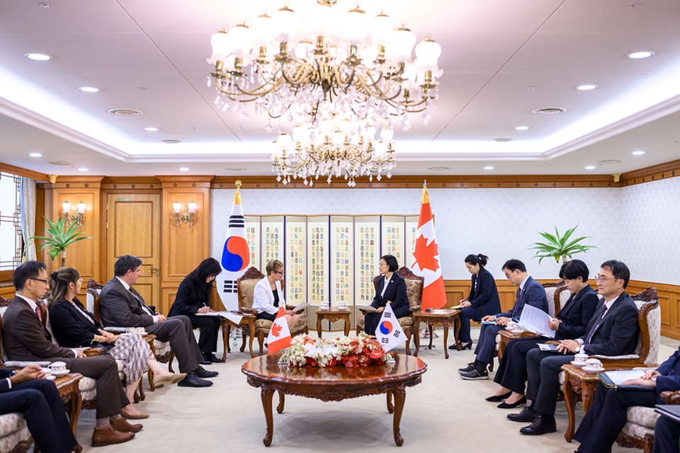 한성숙 국무총리가 9월 8일 서울 종로구 정부서울청사에서 레이몽드 가네 캐나다 연방상원의장을 면담하고 있다.
