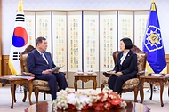한성숙 국무총리가 9월 8일 서울 종로구 정부서울청사에서 이시바 시게루 전 일본 총리와 면담하고 있다.