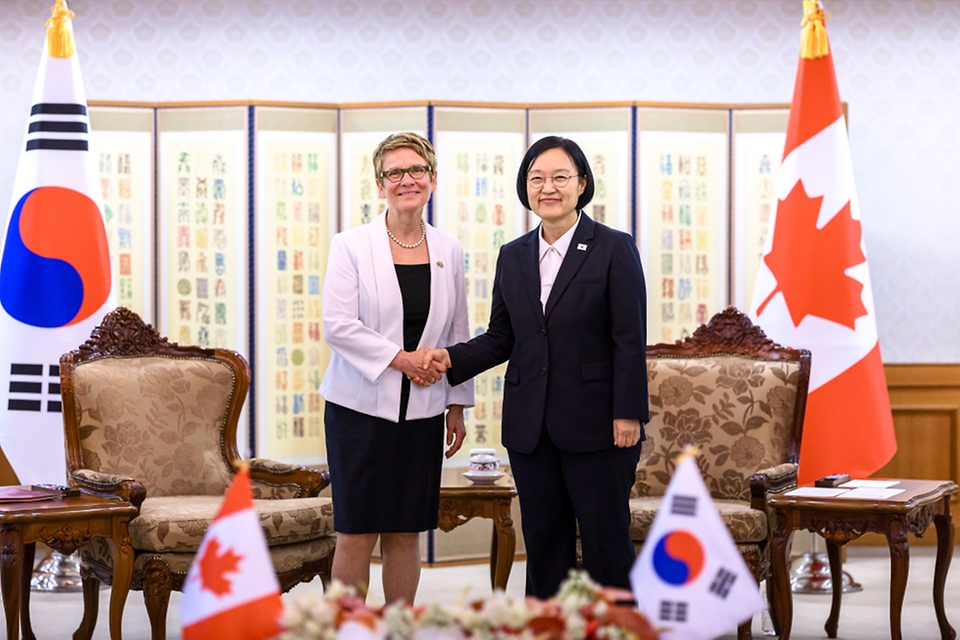 한성숙 국무총리가 9월 8일 서울 종로구 정부서울청사에서 레이몽드 가네 캐나다 연방상원의장을 면담하고 있다.
