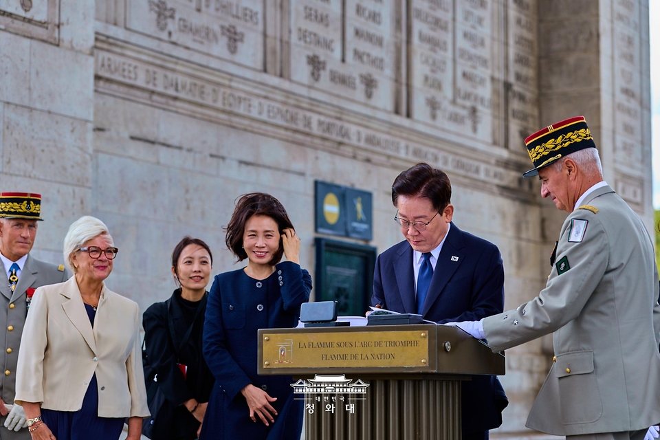 프랑스를 국빈방문 중인 이재명 대통령이 9월 8일(현지 시간) 파리 개선문 광장에서 무명용사의 묘에 헌화 후 방명록을 작성하고 있다.