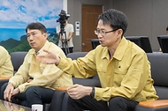 백승보 조달청장이 9월 4일 최근 집중호우로 큰 피해를 입은 경상남도 거제시를 찾아 수해복구 지원금을 전달하고, 피해 복구 지원활동을 실시하고 있다.