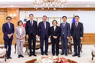 한성숙 국무총리가 9월 8일 서울 종로구 정부서울청사에서 이시바 시게루 전 일본 총리와 면담하고 있다.