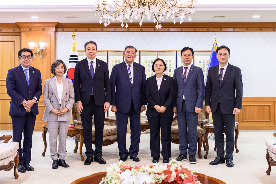 한성숙 국무총리가 9월 8일 서울 종로구 정부서울청사에서 이시바 시게루 전 일본 총리와 면담하고 있다.
