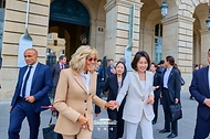 김혜경 여사와 프랑스 대통령 부인 브리지트 마크롱 여사가 9월 8일(현지 시간) 파리 오텔 드 라 마린에서 열린 한지마니아 특별전 관람 후 이동하고 있다.