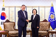 한성숙 국무총리가 9월 8일 서울 종로구 정부서울청사에서 이시바 시게루 전 일본 총리와 면담하고 있다.