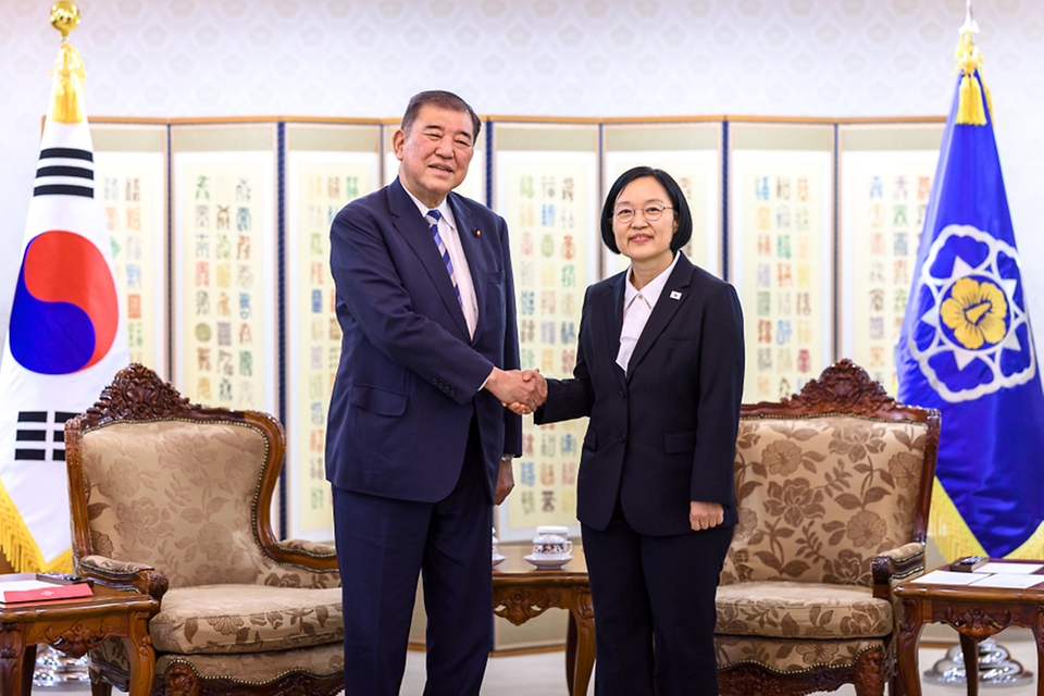 한성숙 국무총리가 9월 8일 서울 종로구 정부서울청사에서 이시바 시게루 전 일본 총리와 면담하고 있다.