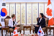 한성숙 국무총리가 9월 8일 서울 종로구 정부서울청사에서 레이몽드 가네 캐나다 연방상원의장을 면담하고 있다.