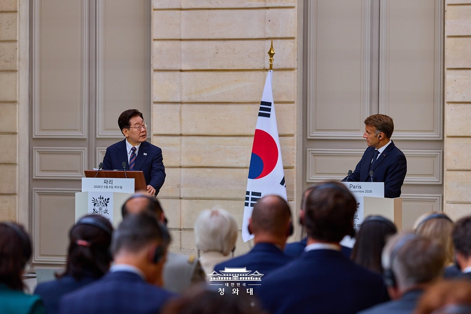 이재명 대통령과 에마뉘엘 마크롱 프랑스 대통령이 9월 8일(현지 시간) 파리 엘리제궁에서 공동언론발표를 하고 있다.