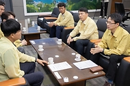 백승보 조달청장이 9월 4일 최근 집중호우로 큰 피해를 입은 경상남도 거제시를 찾아 수해복구 지원금을 전달하고, 피해 복구 지원활동을 실시하고 있다.
