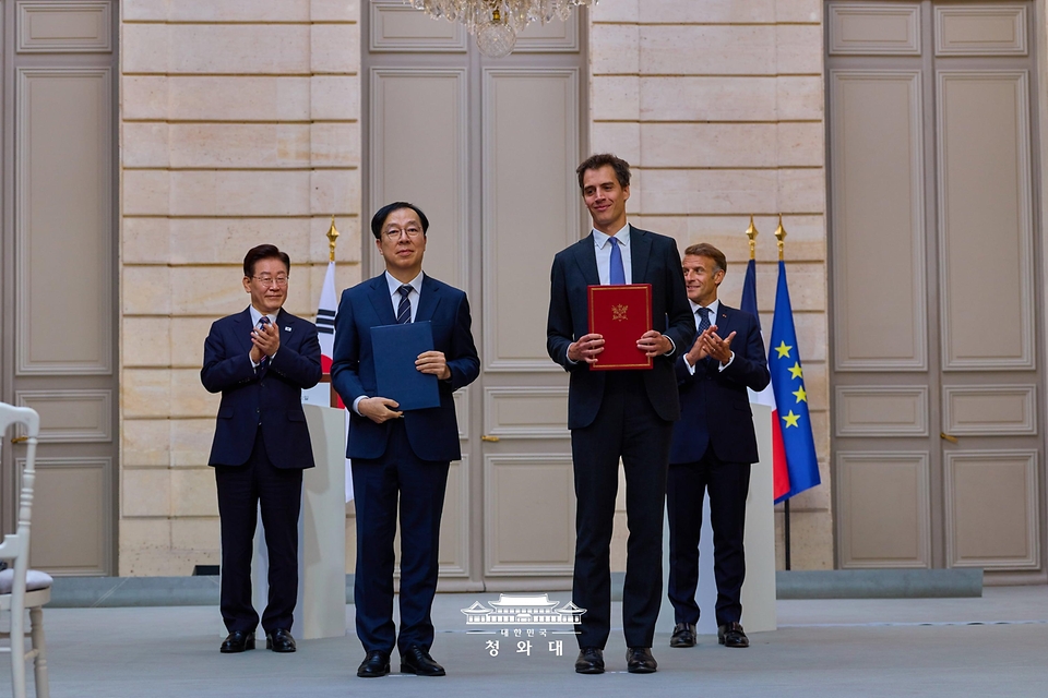 이종명 삼성전자 부사장과 아르퇴르 망슈 미스트랄AI 최고경영자가 9월 8일(현지 시간) 프랑스 파리 엘리제궁에서 이재명 대통령과 에마뉘엘 마크롱 프랑스 대통령이 임석한 가운데 투자협약서를 교환한 후 기념촬영을 하고 있다.
