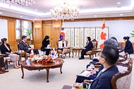 한성숙 국무총리가 9월 8일 서울 종로구 정부서울청사에서 레이몽드 가네 캐나다 연방상원의장을 면담하고 있다.