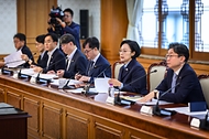 한성숙 국무총리가 9월 10일 서울 종로구 정부서울청사에서 비상경제점검회의를 주재하고 있다.