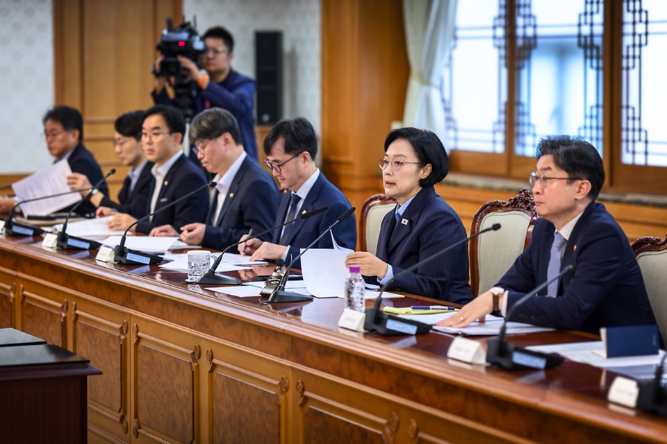 한성숙 국무총리가 9월 10일 서울 종로구 정부서울청사에서 비상경제점검회의를 주재하고 있다.