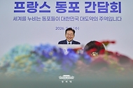 이재명 대통령이 9월 9일(현지 시간) 프랑스 파리 한 호텔에서 열린 동포 오찬간담회에서 격려사를 하고 있다.