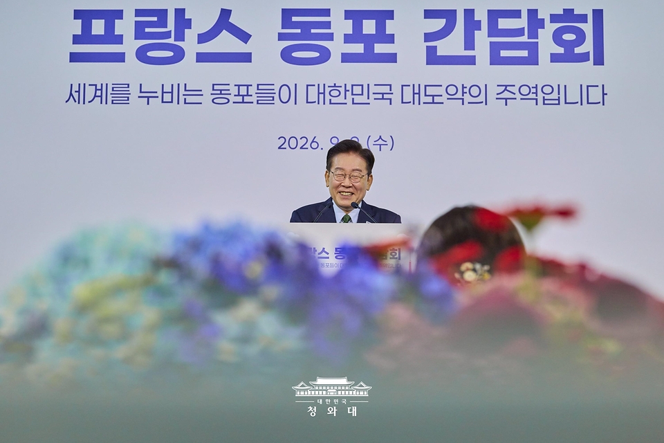 이재명 대통령이 9월 9일(현지 시간) 프랑스 파리 한 호텔에서 열린 동포 오찬간담회에서 격려사를 하고 있다.