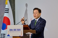 이재명 대통령이 9월 9일(현지 시간) 프랑스 파리 한 호텔에서 열린 동포 오찬간담회에서 격려사를 하고 있다.