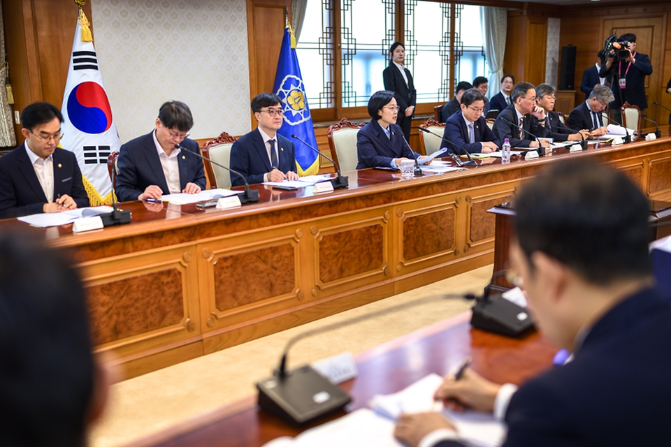 한성숙 국무총리가 9월 10일 서울 종로구 정부서울청사에서 비상경제점검회의를 주재하고 있다.
