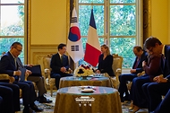 이재명 대통령이 9월 9일(현지 시간) 프랑스 파리 하원의장 공관에서 브룬 피베 프랑스 하원의장을 면담하고 있다.