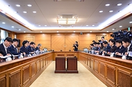 한성숙 국무총리가 9월 10일 서울 종로구 정부서울청사에서 비상경제점검회의를 주재하고 있다.
