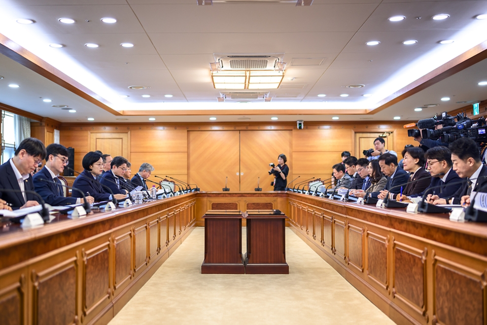 한성숙 국무총리가 9월 10일 서울 종로구 정부서울청사에서 비상경제점검회의를 주재하고 있다.