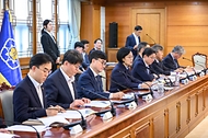 한성숙 국무총리가 9월 10일 서울 종로구 정부서울청사에서 비상경제점검회의를 주재하고 있다.
