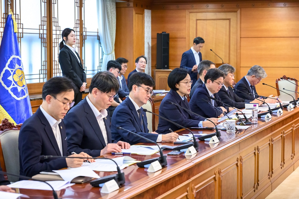 한성숙 국무총리가 9월 10일 서울 종로구 정부서울청사에서 비상경제점검회의를 주재하고 있다.
