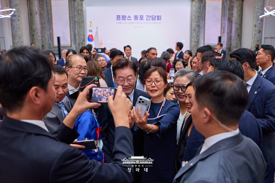이재명 대통령이 9월 9일(현지 시간) 프랑스 파리 한 호텔에서 열린 동포 오찬간담회에서 참석자들과 기념 촬영을 하고 있다.