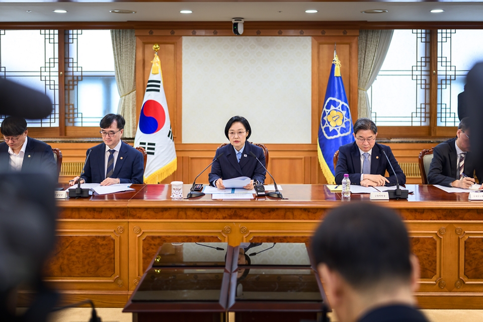 한성숙 국무총리가 9월 10일 서울 종로구 정부서울청사에서 비상경제점검회의를 주재하고 있다.