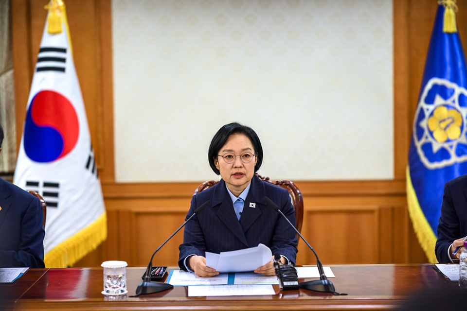 한성숙 국무총리가 9월 10일 서울 종로구 정부서울청사에서 비상경제점검회의를 주재하고 있다.