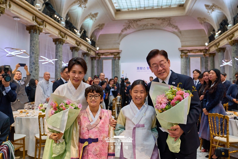 이재명 대통령과 김혜경 여사가 9월 9일(현지 시간) 프랑스 파리 한 호텔에서 열린 동포 오찬간담회에서 화동들과 기념촬영을 하고 있다.