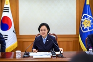 한성숙 국무총리가 9월 10일 서울 종로구 정부서울청사에서 비상경제점검회의를 주재하고 있다.