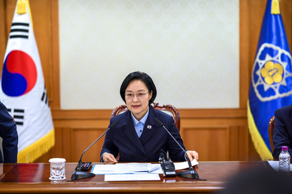 한성숙 국무총리가 9월 10일 서울 종로구 정부서울청사에서 비상경제점검회의를 주재하고 있다.