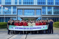 송미령 농림축산식품부 장관과 박은식 산림청장이 9월 8일 강원도 원주시 산림항공본부를 방문해 산림헬기 야간산불진화 훈련 현장을 점검하고 있다.