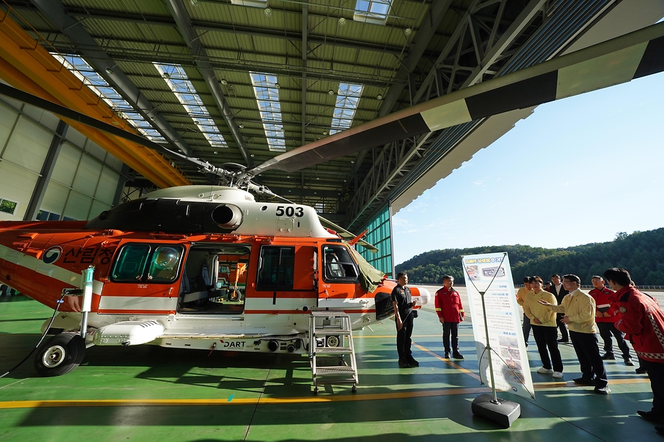 송미령 농림축산식품부 장관과 박은식 산림청장이 9월 8일 강원도 원주시 산림항공본부를 방문해 산림헬기 야간산불진화 훈련 현장을 점검하고 있다.
