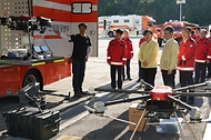 송미령 농림축산식품부 장관과 박은식 산림청장이 9월 8일 강원도 원주시 산림항공본부를 방문해 산림헬기 야간산불진화 훈련 현장을 점검하고 있다.