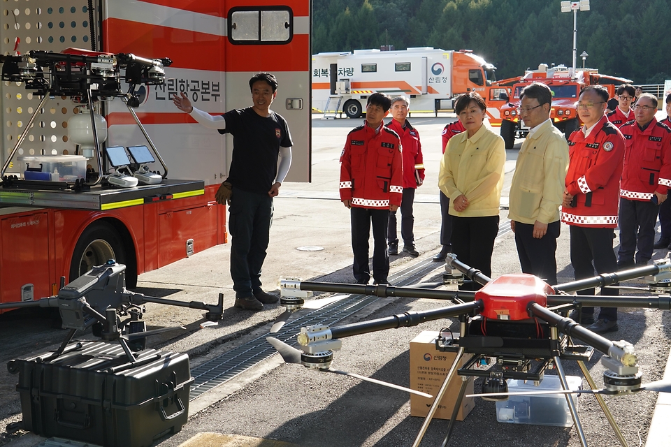 송미령 농림축산식품부 장관과 박은식 산림청장이 9월 8일 강원도 원주시 산림항공본부를 방문해 산림헬기 야간산불진화 훈련 현장을 점검하고 있다.