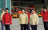 송미령 농림축산식품부 장관과 박은식 산림청장이 9월 8일 강원도 원주시 산림항공본부를 방문해 산림헬기 야간산불진화 훈련 현장을 점검하고 있다.