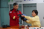 송미령 농림축산식품부 장관과 박은식 산림청장이 9월 8일 강원도 원주시 산림항공본부를 방문해 산림헬기 야간산불진화 훈련 현장을 점검하고 있다.