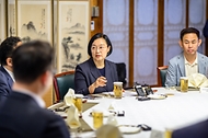 한성숙 국무총리가 9월 13일 서울 종로구 삼청동 국무총리 서울공관에서 열린 마약대응 현장요원과 열린 브런치에서 참석자들과 대화하고 있다.