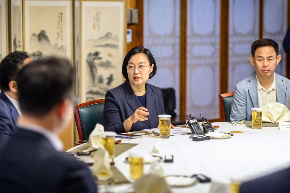한성숙 국무총리가 9월 13일 서울 종로구 삼청동 국무총리 서울공관에서 열린 마약대응 현장요원과 열린 브런치에서 참석자들과 대화하고 있다.