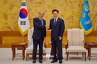 이재명 대통령이 9월 14일 청와대에서 한-중앙아시아 정상회의를 계기로 방한한 칸다 마사토 아시아개발은행(ADB) 총재와 기념 촬영을 하고 있다.