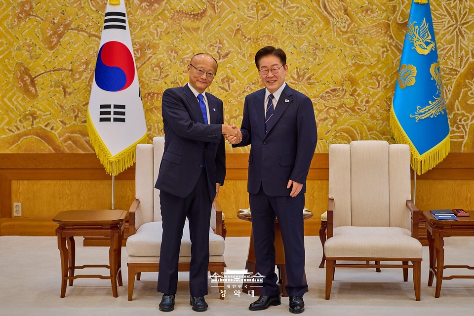 이재명 대통령이 9월 14일 청와대에서 한-중앙아시아 정상회의를 계기로 방한한 칸다 마사토 아시아개발은행(ADB) 총재와 기념 촬영을 하고 있다.