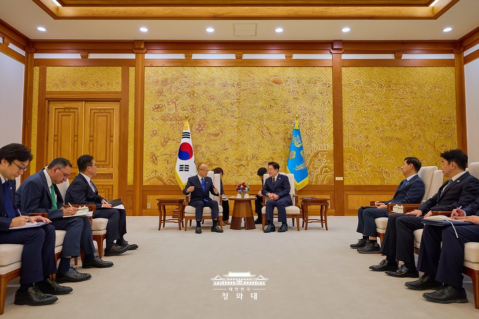 이재명 대통령이 9월 14일 청와대에서 한-중앙아시아 정상회의를 계기로 방한한 칸다 마사토 아시아개발은행(ADB) 총재를 접견하고 있다.