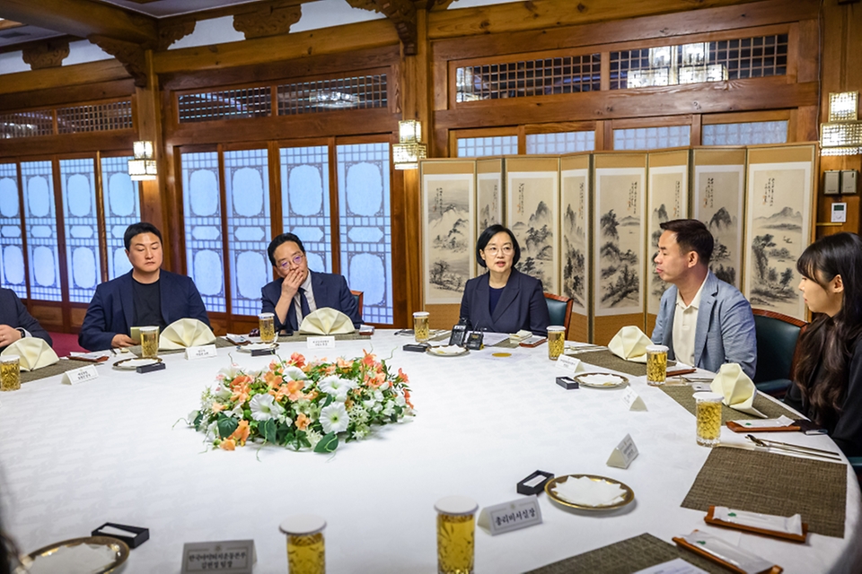한성숙 국무총리가 9월 13일 서울 종로구 삼청동 국무총리 서울공관에서 열린 마약대응 현장요원과 열린 브런치에서 참석자들과 대화하고 있다.