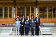 한성숙 국무총리가 9월 13일 서울 종로구 삼청동 국무총리 서울공관에서 열린 마약대응 현장요원과 열린 브런치에서 참석자들과 기념 촬영을 하고 있다.