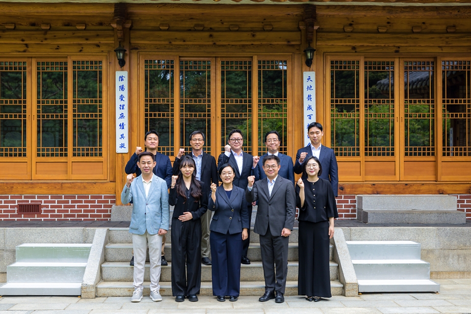 한성숙 국무총리가 9월 13일 서울 종로구 삼청동 국무총리 서울공관에서 열린 마약대응 현장요원과 열린 브런치에서 참석자들과 기념 촬영을 하고 있다.