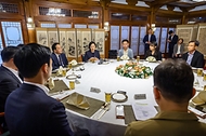 한성숙 국무총리가 9월 13일 서울 종로구 삼청동 국무총리 서울공관에서 열린 마약대응 현장요원과 열린 브런치에서 참석자들과 대화하고 있다.
